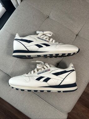 Reebok Men’s Classic Low Top Sneakers – White/Navy – Size 9 – Like New